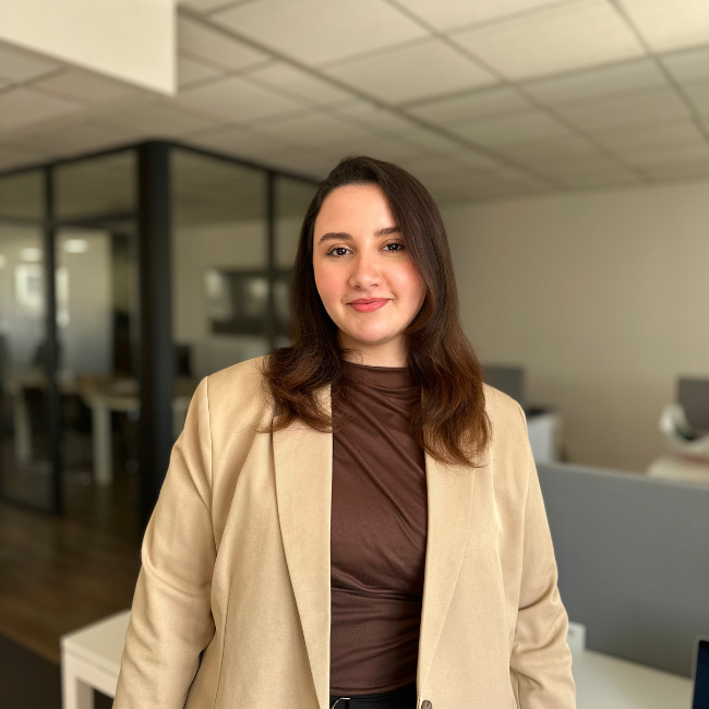 Portrait de Lina BASMA - Responsable clientèle chez GT Expertise