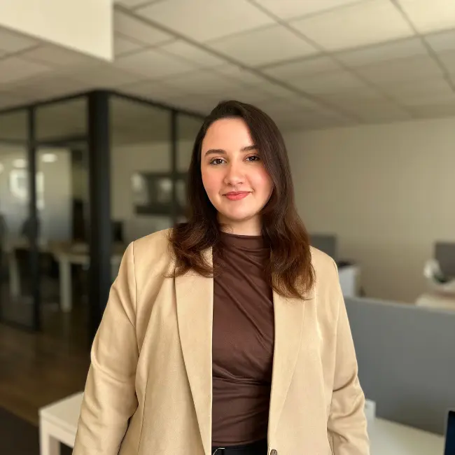 Portrait de Lina BASMA - Responsable clientèle chez GT Expertise